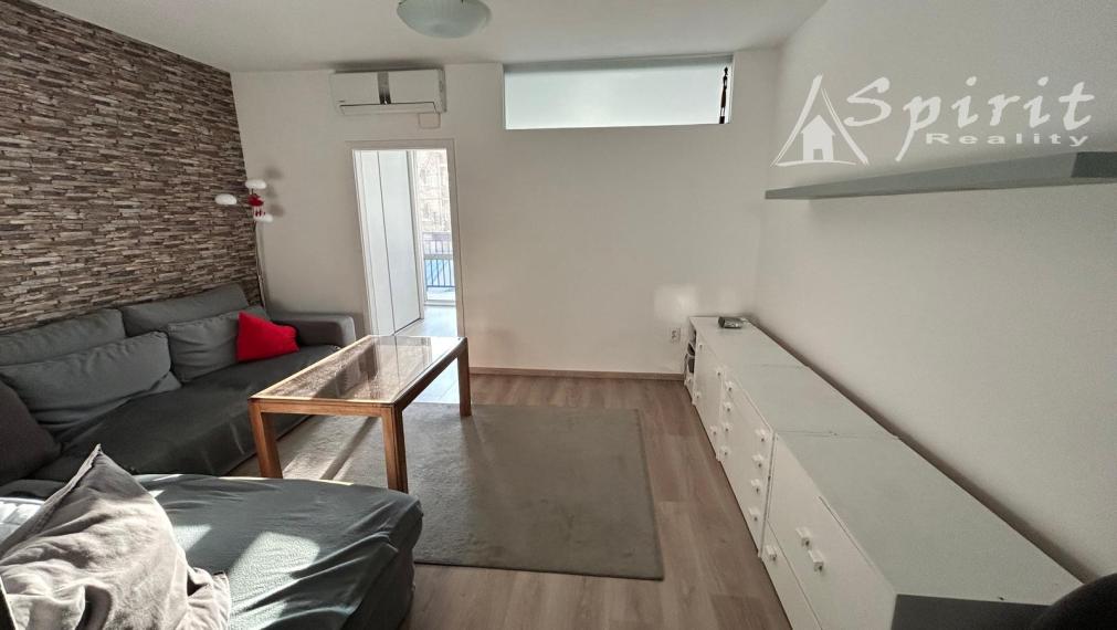 Na prenájom kompletne zariadený 3-izbový byt s dvoma balkónmi a garážovým státím