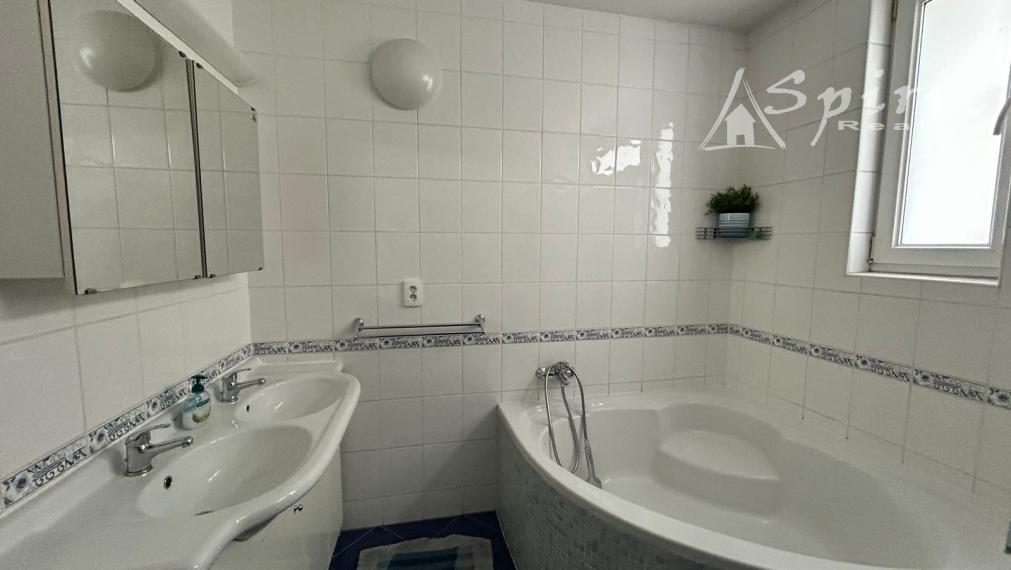 Na prenájom kompletne zariadený 3-izbový byt s dvoma balkónmi a garážovým státím