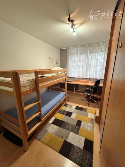 Na prenájom kompletne zariadený 3-izbový byt s dvoma balkónmi a garážovým státím