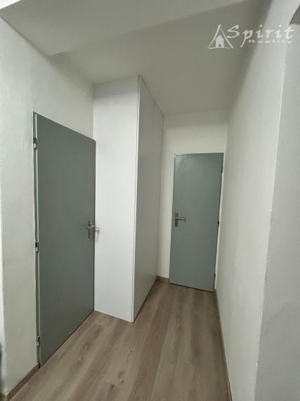 Na prenájom kompletne zariadený 3-izbový byt s dvoma balkónmi a garážovým státím