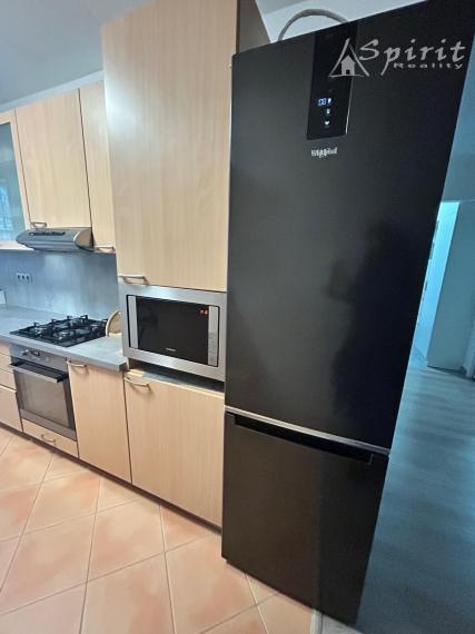 Na prenájom kompletne zariadený 3-izbový byt s dvoma balkónmi a garážovým státím