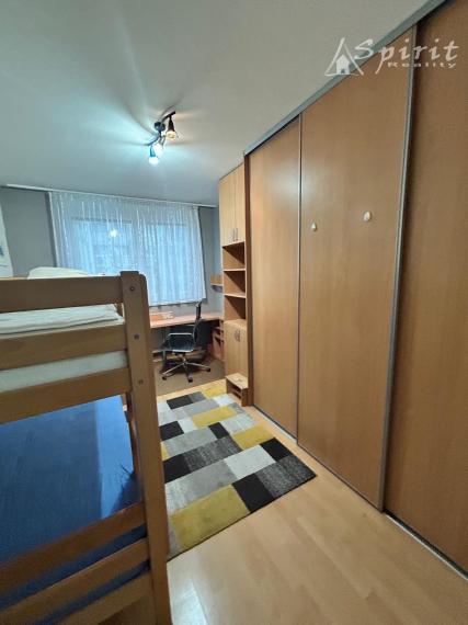 Na prenájom kompletne zariadený 3-izbový byt s dvoma balkónmi a garážovým státím