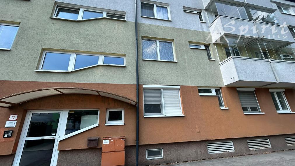Na prenájom kompletne zariadený 3-izbový byt s dvoma balkónmi a garážovým státím
