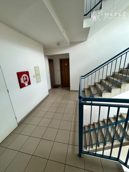 Na prenájom kompletne zariadený 3-izbový byt s dvoma balkónmi a garážovým státím