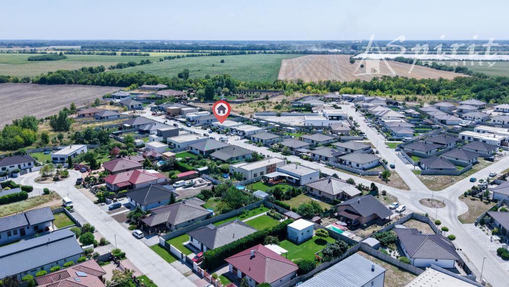 Komfortný dom s veľkou terasou, záhradným domčekom a parkovaním na pozemku