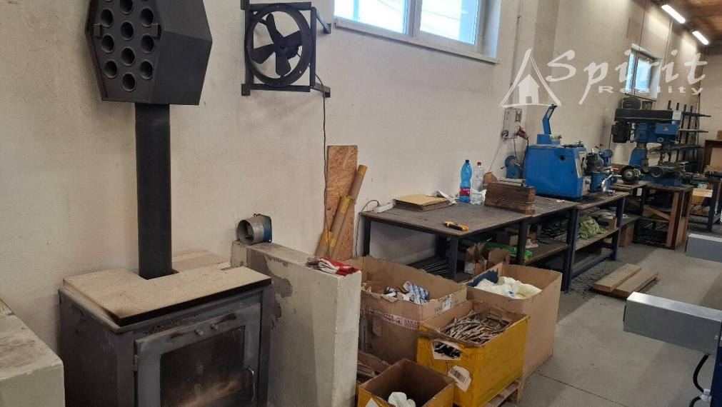 Predaj: Priestranný objekt pre podnikanie aj bývanie – dielňa 295 m², pozemok 2 741 m² (Veľké Úľany – Hájmáš)