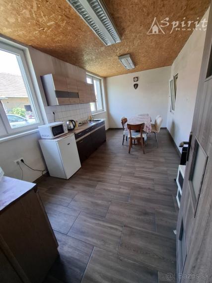 Predaj: Priestranný objekt pre podnikanie aj bývanie – dielňa 295 m², pozemok 2 741 m² (Veľké Úľany – Hájmáš)