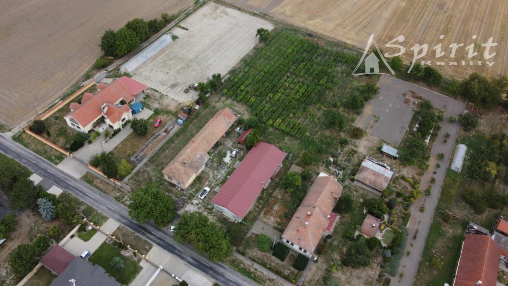 Predaj: Priestranný objekt pre podnikanie aj bývanie – dielňa 295 m², pozemok 2 741 m² (Veľké Úľany – Hájmáš)