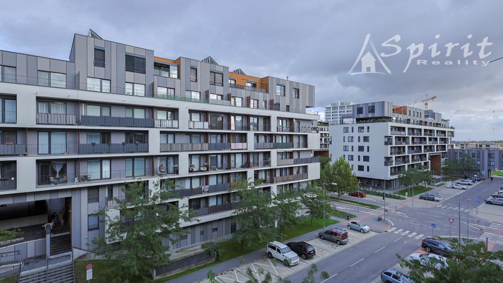 SLNEČNICE | 1-izbový byt s loggiou a s parkovacím státim | Zuzany Chalupovej
