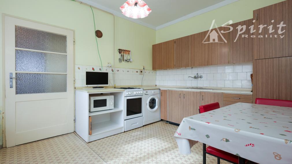 3-izbový rodinný dom s pozemkom 1 119 m² a záhradou s potôčikom – Dolné Dubové