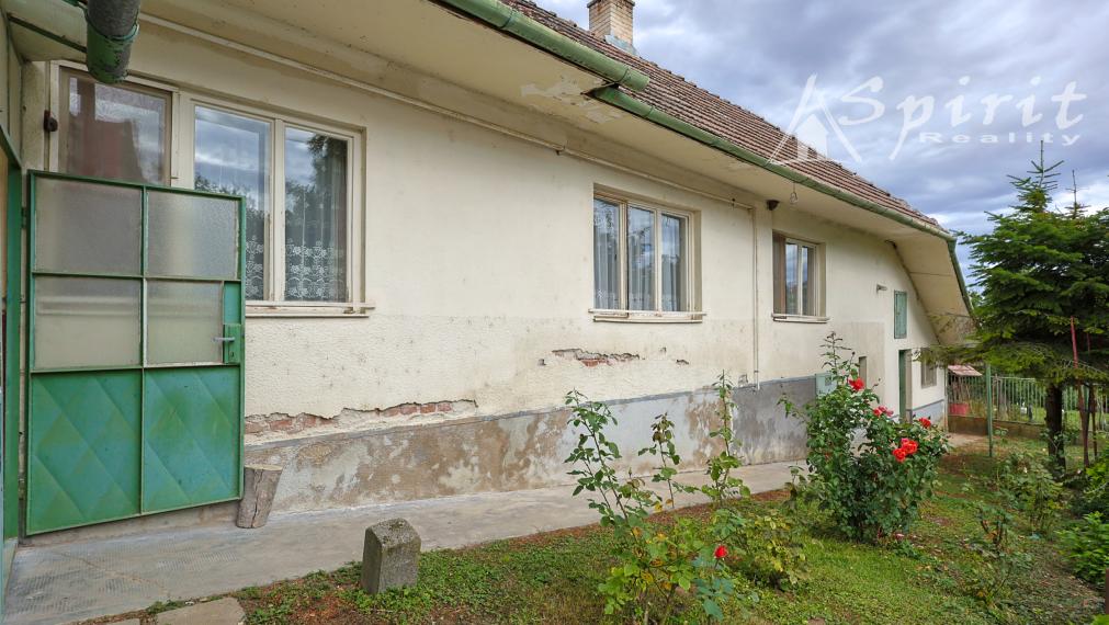 3-izbový rodinný dom s pozemkom 1 119 m² a záhradou s potôčikom – Dolné Dubové