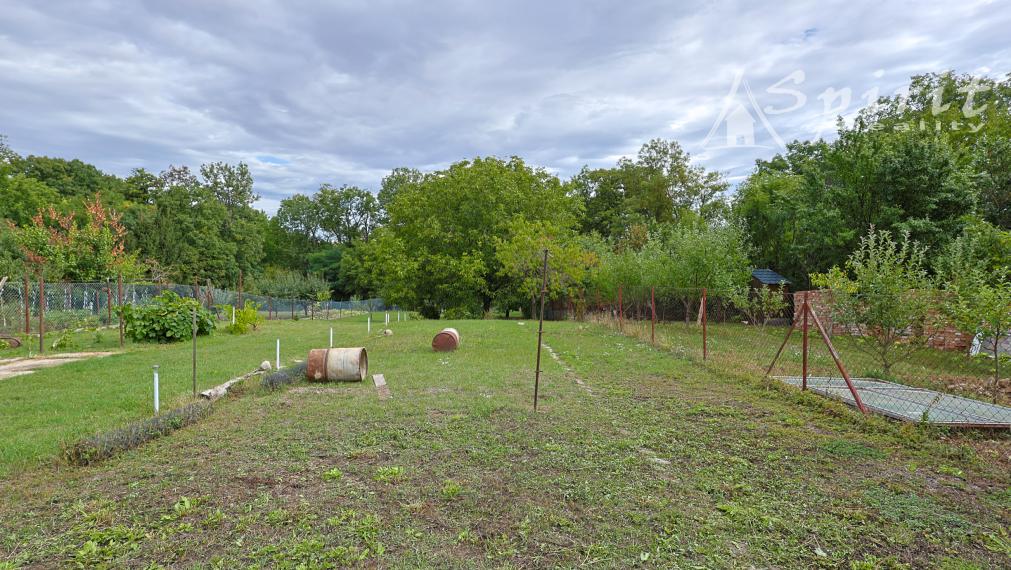 3-izbový rodinný dom s pozemkom 1 119 m² a záhradou s potôčikom – Dolné Dubové