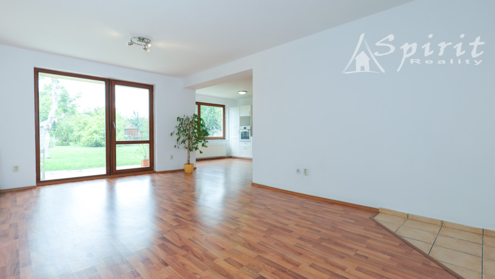 4izb. Rodinný dom s veľkorysým pozemkom 1 081 m², garážou a záhradou – Janovce pri Galante
