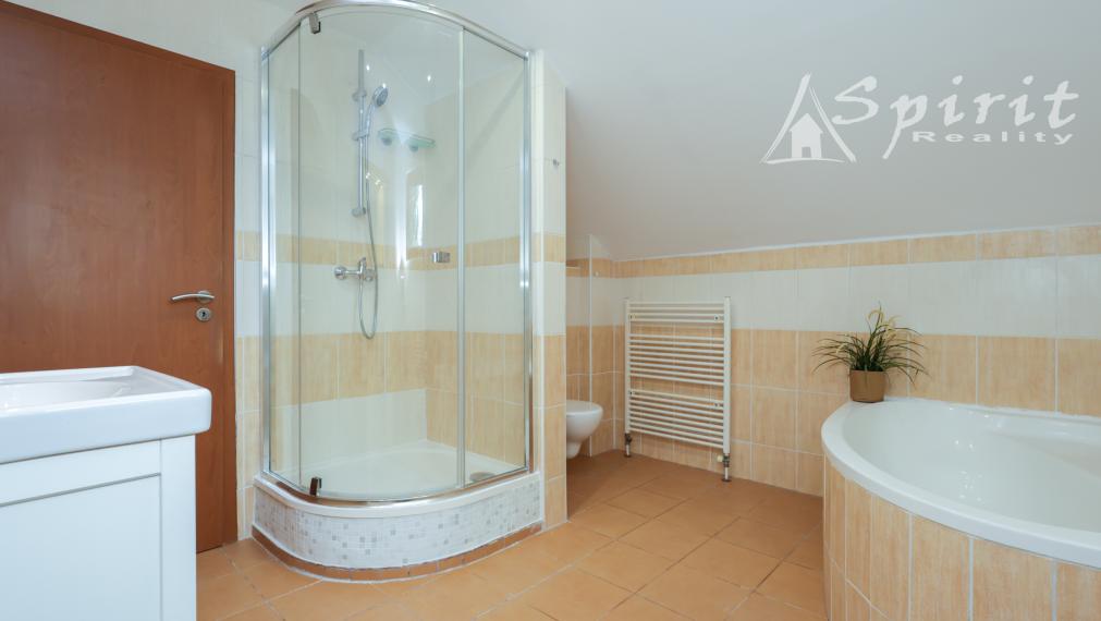 4izb. Rodinný dom s veľkorysým pozemkom 1 081 m², garážou a záhradou – Janovce pri Galante