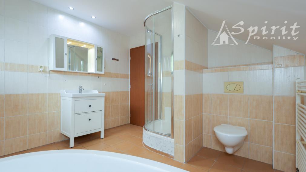 4izb. Rodinný dom s veľkorysým pozemkom 1 081 m², garážou a záhradou – Janovce pri Galante
