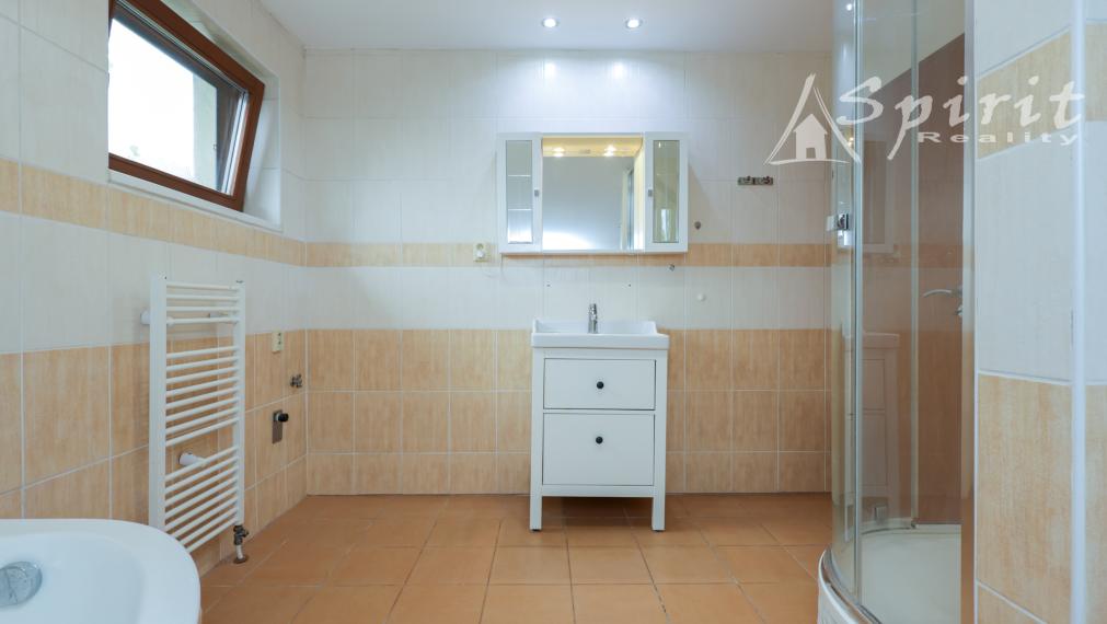 4izb. Rodinný dom s veľkorysým pozemkom 1 081 m², garážou a záhradou – Janovce pri Galante