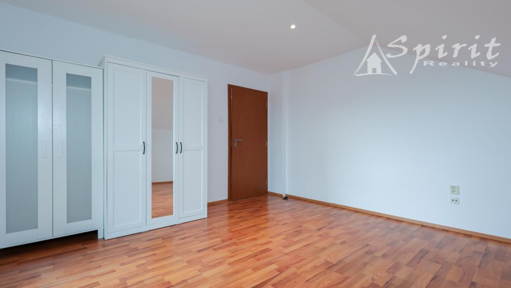 4izb. Rodinný dom s veľkorysým pozemkom 1 081 m², garážou a záhradou – Janovce pri Galante
