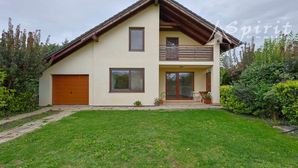 4izb. Rodinný dom s veľkorysým pozemkom 1 081 m², garážou a záhradou – Janovce pri Galante