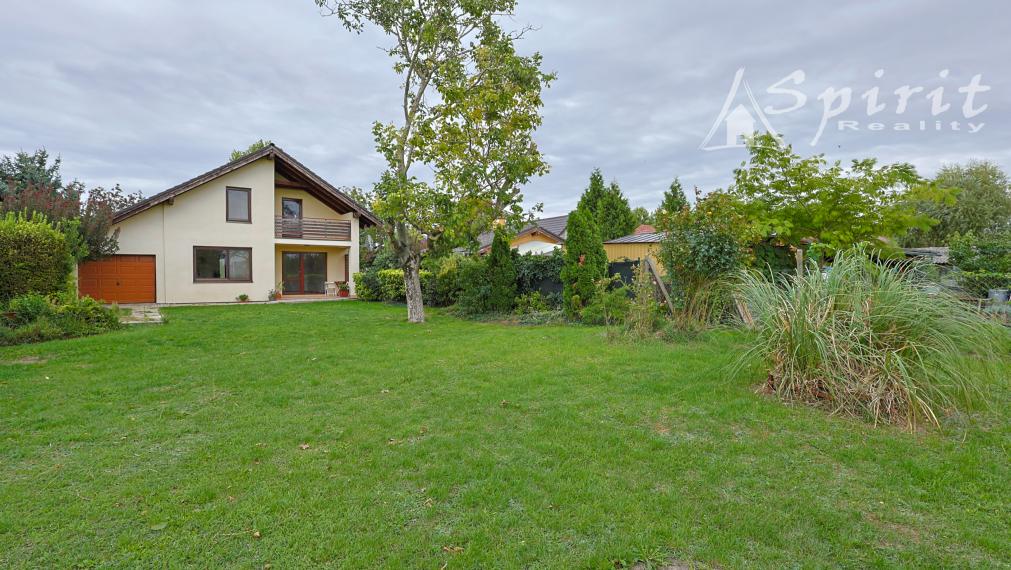 4izb. Rodinný dom s veľkorysým pozemkom 1 081 m², garážou a záhradou – Janovce pri Galante