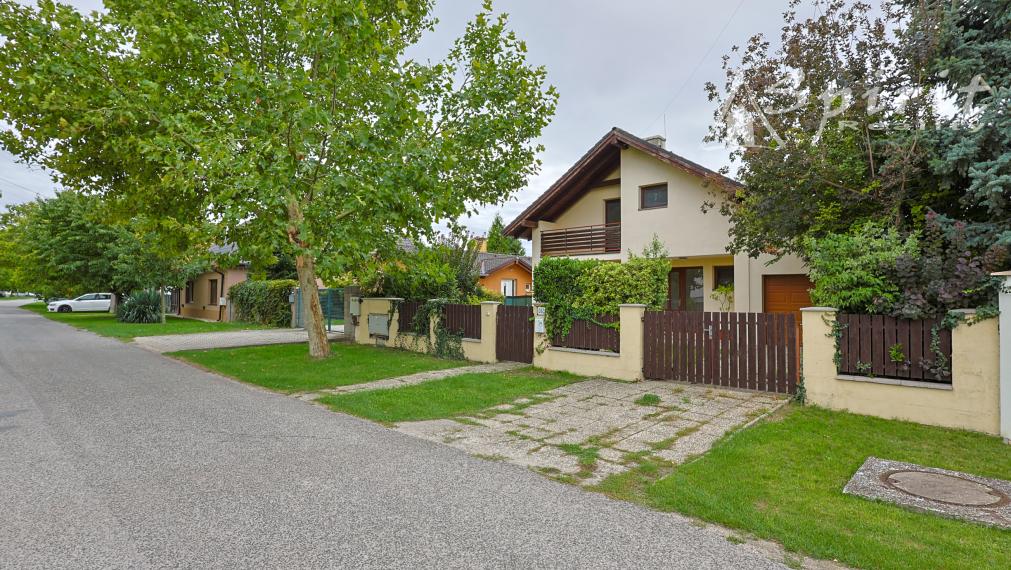4izb. Rodinný dom s veľkorysým pozemkom 1 081 m², garážou a záhradou – Janovce pri Galante