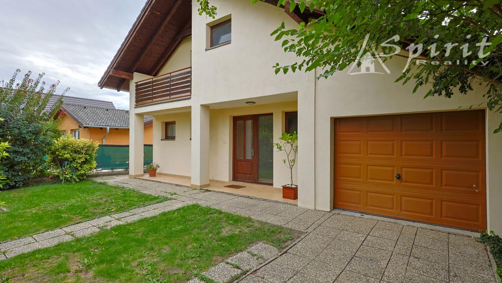 4izb. Rodinný dom s veľkorysým pozemkom 1 081 m², garážou a záhradou – Janovce pri Galante
