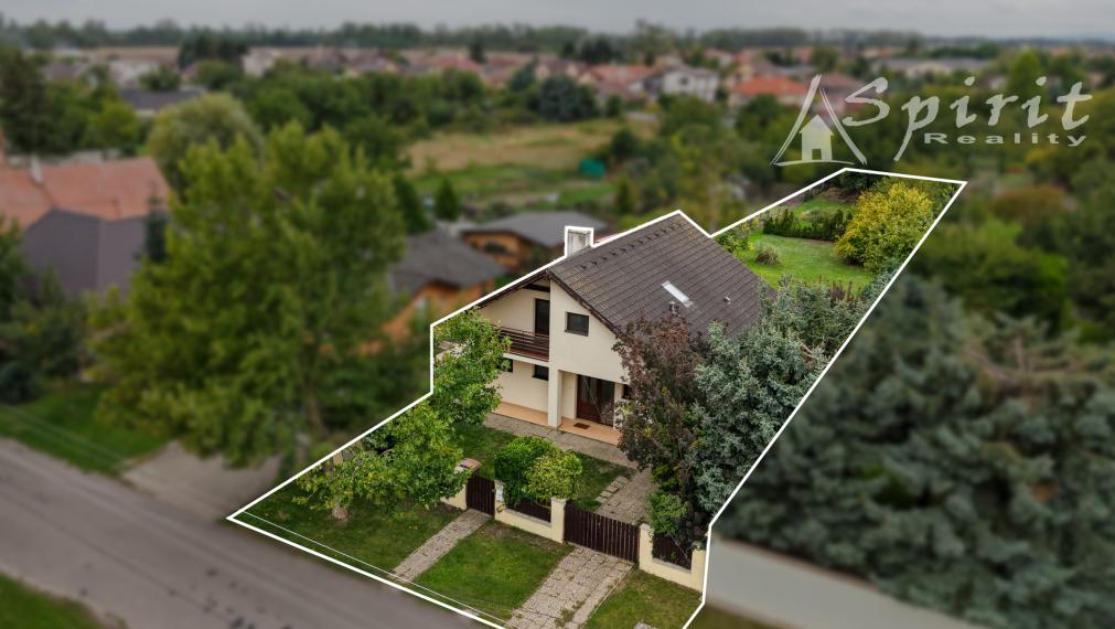 4izb. Rodinný dom s veľkorysým pozemkom 1 081 m², garážou a záhradou – Janovce pri Galante