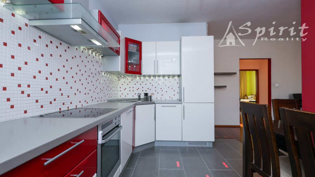3-izbový byt 85 m² s balkónom, klimatizáciou, pivnicou a vlastným parkovacím miestom – Pezinská, Senec
