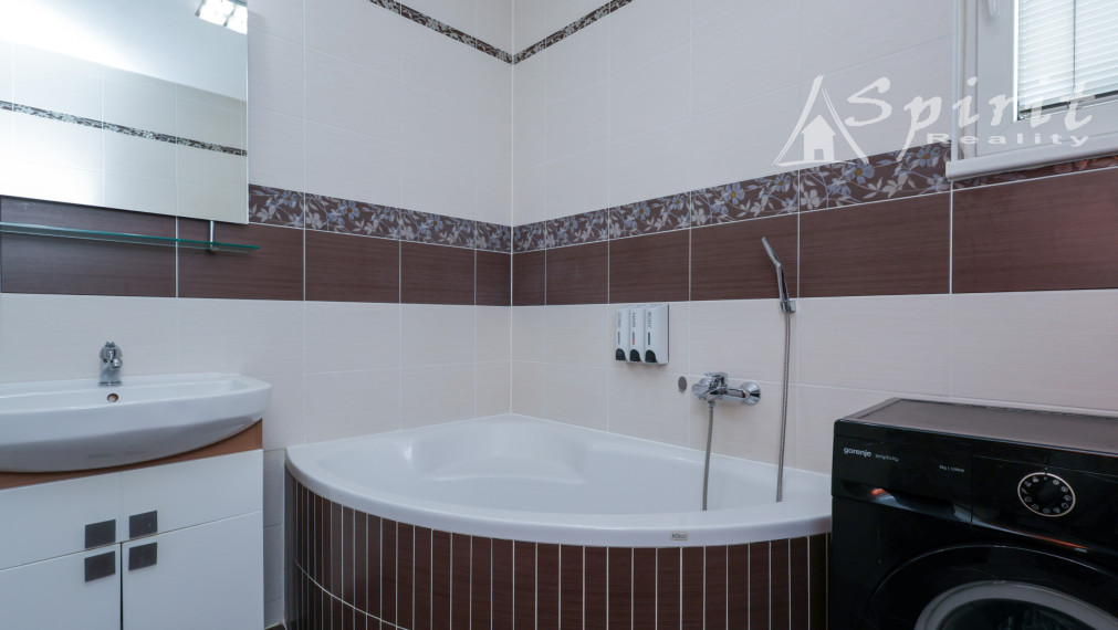 3-izbový byt 85 m² s balkónom, klimatizáciou, pivnicou a vlastným parkovacím miestom – Pezinská, Senec