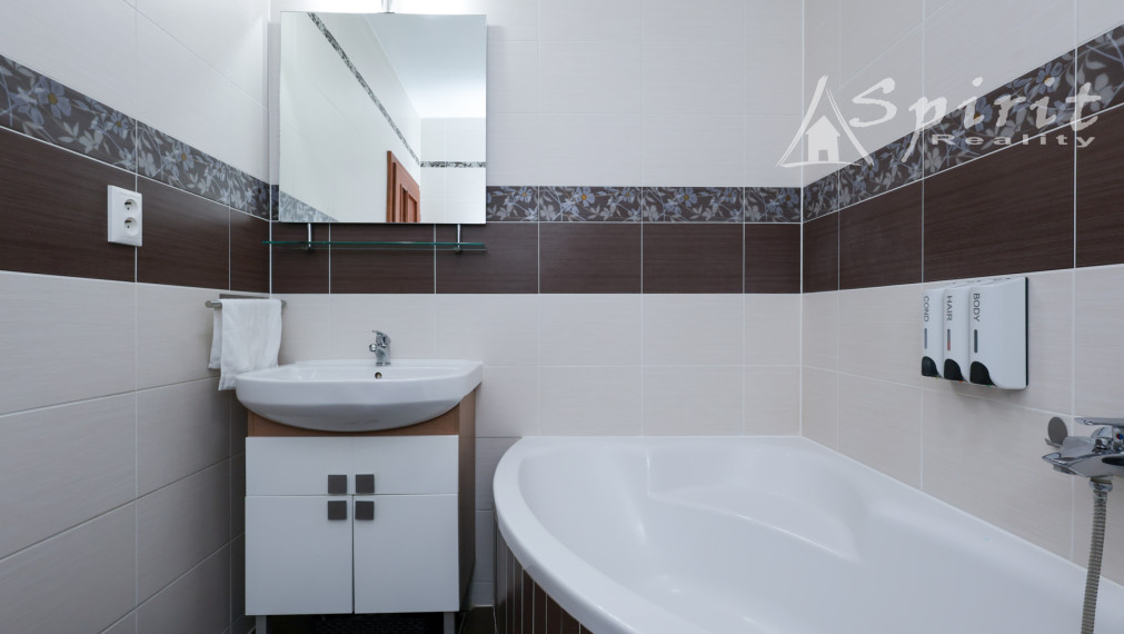 3-izbový byt 85 m² s balkónom, klimatizáciou, pivnicou a vlastným parkovacím miestom – Pezinská, Senec