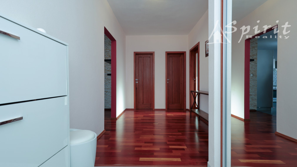 3-izbový byt 85 m² s balkónom, klimatizáciou, pivnicou a vlastným parkovacím miestom – Pezinská, Senec