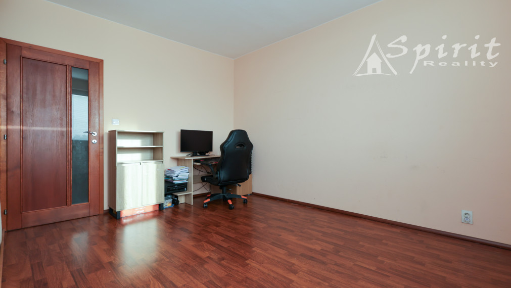 3-izbový byt 85 m² s balkónom, klimatizáciou, pivnicou a vlastným parkovacím miestom – Pezinská, Senec