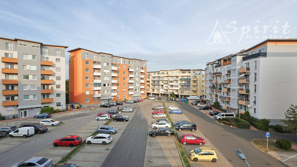 3-izbový byt 85 m² s balkónom, klimatizáciou, pivnicou a vlastným parkovacím miestom – Pezinská, Senec