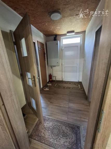 Predaj: Rodinný dom s veľkým pozemkom 2 741 m² a priestorom na podnikanie – Veľké Úľany, Hájmas