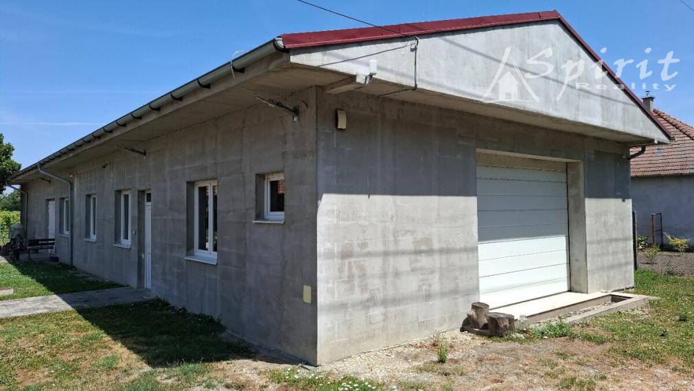 Predaj: Rodinný dom s veľkým pozemkom 2 741 m² a priestorom na podnikanie – Veľké Úľany, Hájmas