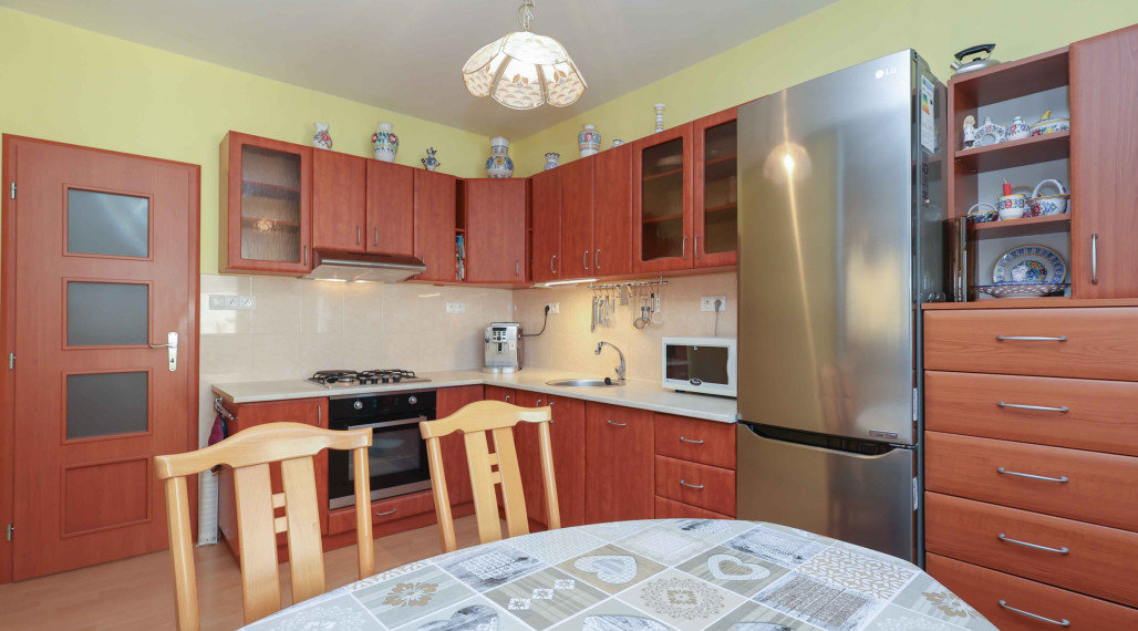 REZERVOVANÝ - Na predaj: priestranný 3-izbový byt s výhľadom do parku – Jégého ulica, Ružinov, BA, s garážovým státim