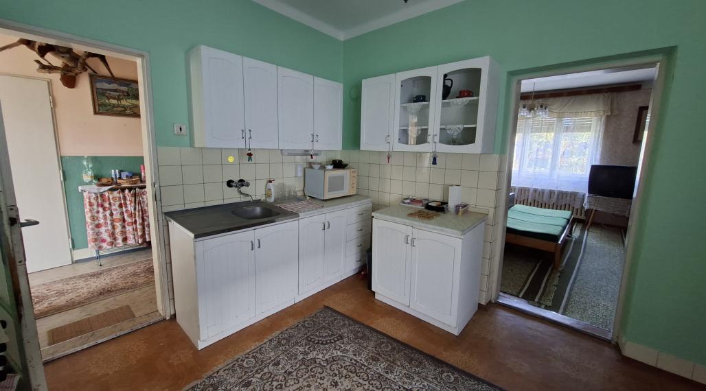 PREDAJ: Priestranný dom s letnou kuchyňou a veľkým pozemkom – Jelka, ul. Školská