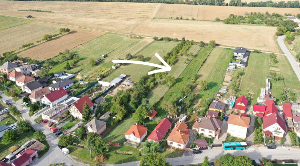 Priestranný stavebný pozemok 2201 m² – ideálny na dom aj veľkú záhradu