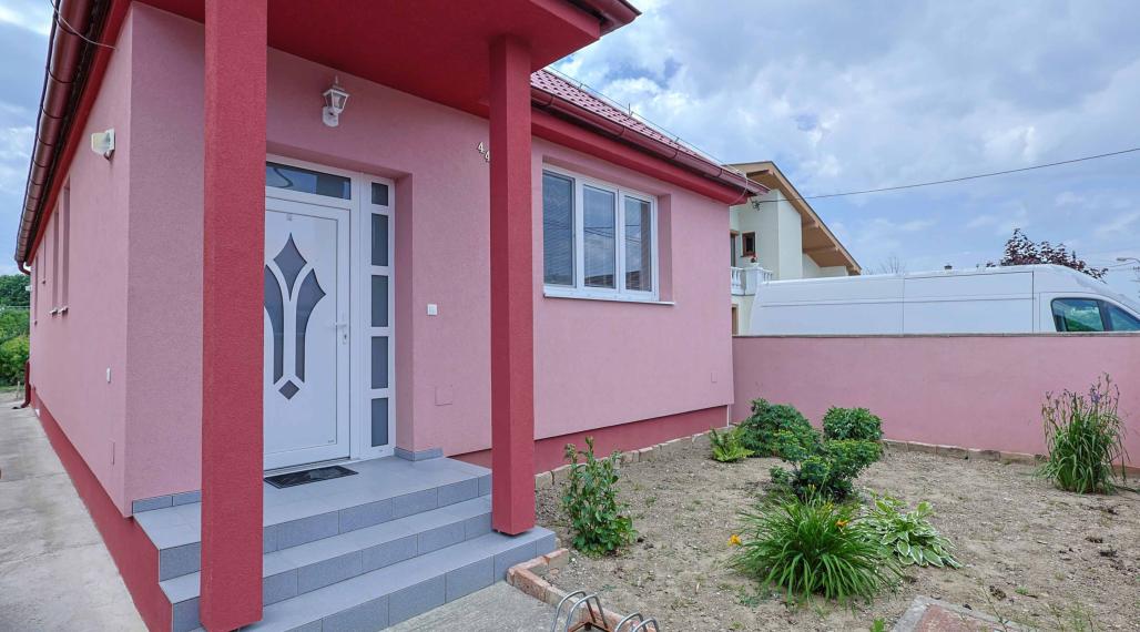 Moderný 2-izbový rodinný dom po kompletnej rekonštrukcii s veľkou terasou – Veľká Mača
