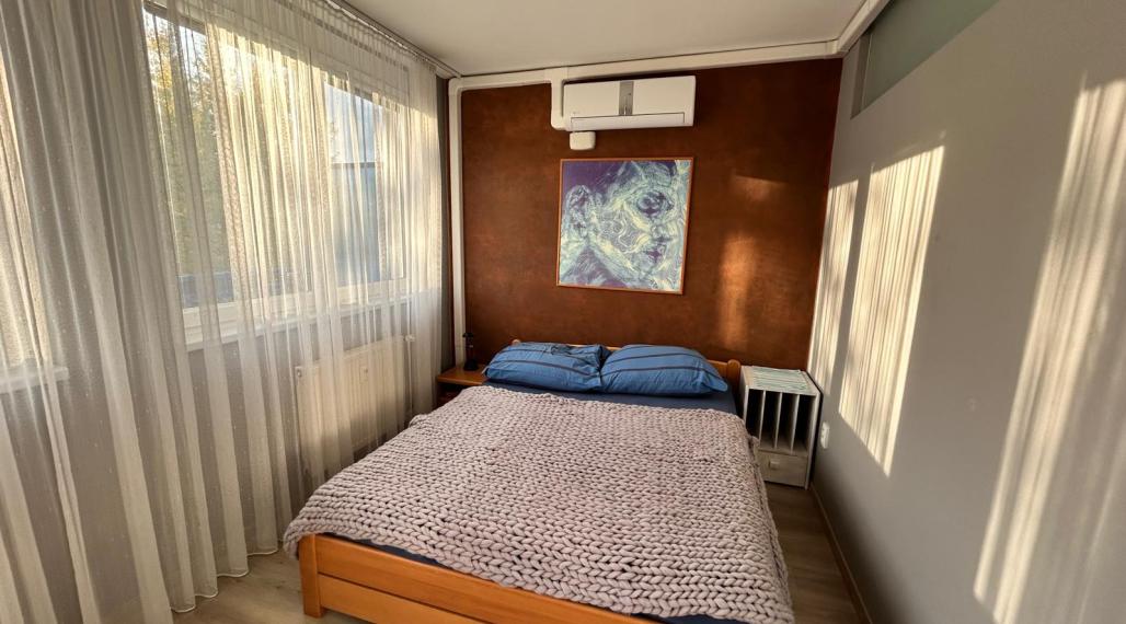 Na prenájom kompletne zariadený 3-izbový byt s dvoma balkónmi a garážovým státím