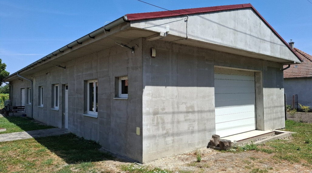 Predaj: Priestranný objekt pre podnikanie aj bývanie – dielňa 295 m², pozemok 2 741 m² (Veľké Úľany – Hájmáš)