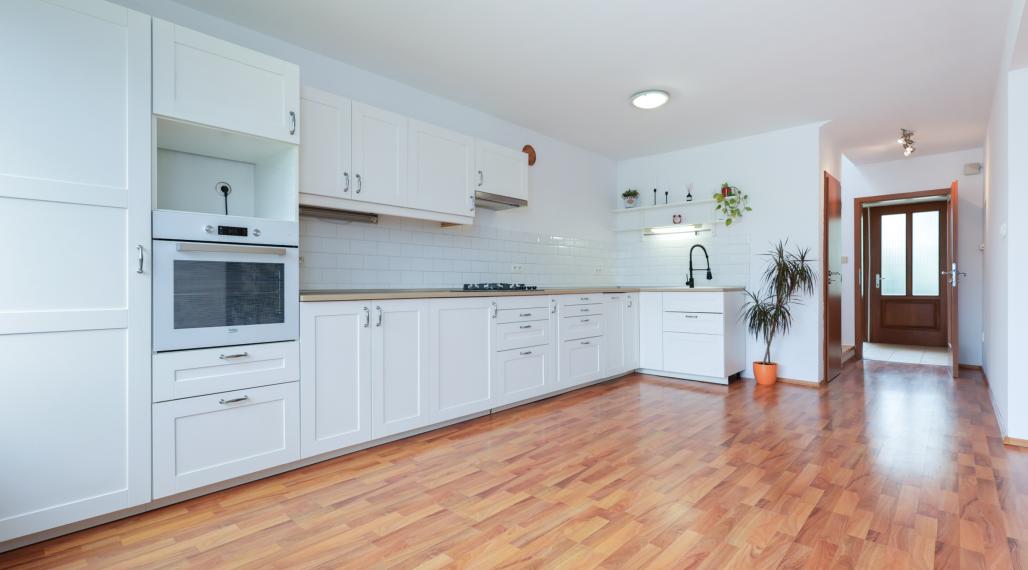 4izb. Rodinný dom s veľkorysým pozemkom 1 081 m², garážou a záhradou – Janovce pri Galante