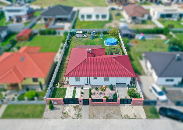 Na predaj: Priestranný 4-izbový bungalov s garážou – Veľké Úľany (Ekoosada)
