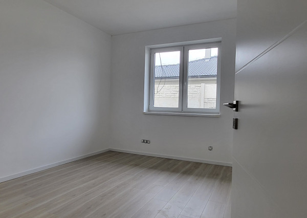 MODERNÝ 4-IZBOVÝ BUNGALOV V ŠTANDARDE – IDEÁLNY DOMOV PRE VAŠU RODINU