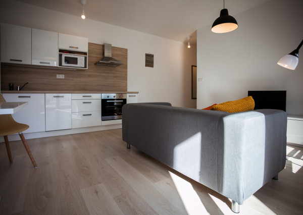 Na predaj štýlový 2-izbový byt s veľkým zaskleným balkónom v projekte Vila Ľadová (Šancová - Bratislava – Staré Mesto)