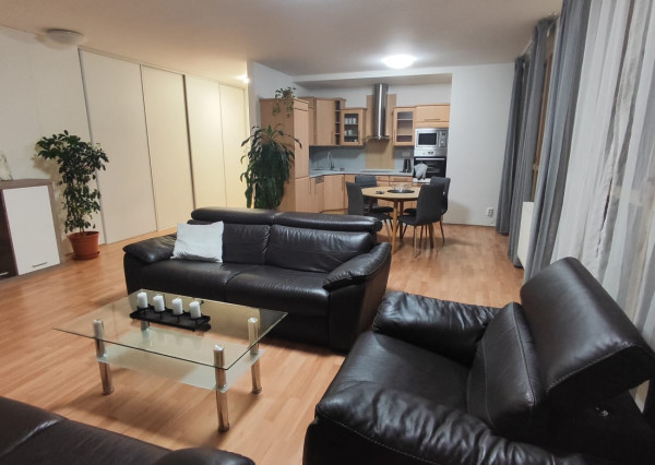 PRIESTRANNÝ byt s úžasnou terasou, výhľadom a parkovaním v GLÓRII (90 m² + 23 m² terasa)