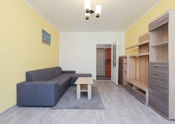 NA PREDAJ – priestranný 3-izbový byt s lodžiou v obľúbenej lokalite Bratislava – Dúbravka