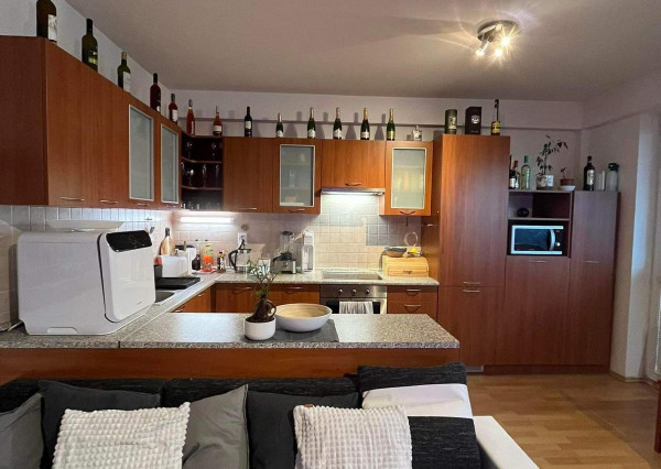 Priestranný a zariadený 2-izbový byt s balkónom na prenájom – Bratislava - Pod. Biskupice