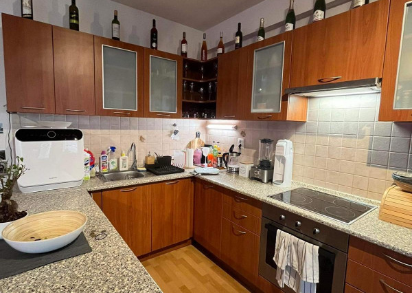 Priestranný a zariadený 2-izbový byt s balkónom na prenájom – Bratislava - Pod. Biskupice