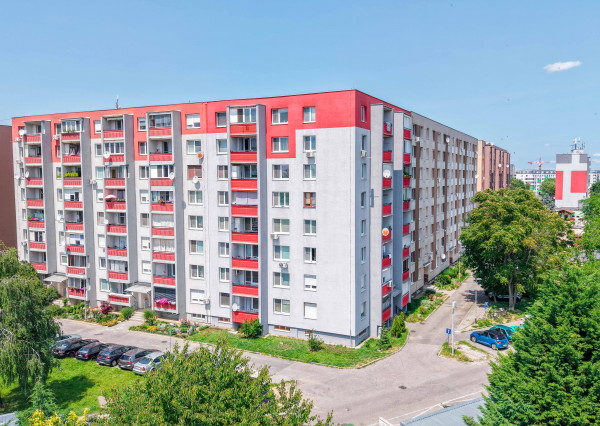 Priestranný 3-izbový byt s lodžiou v obľúbenej lokalite – Galanta, Mierová ulica