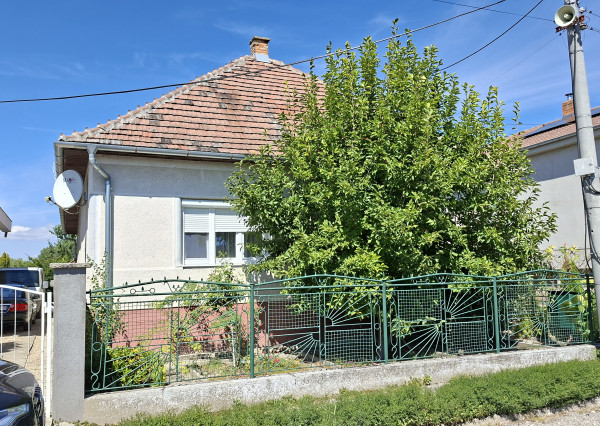 Na predaj priestranný 4-izbový rodinný dom vo Veľkých Úľanoch